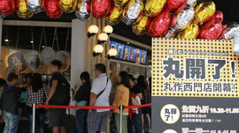 台南這間珍奶名店百人排隊　網友驚：比搶iPhone還誇張！